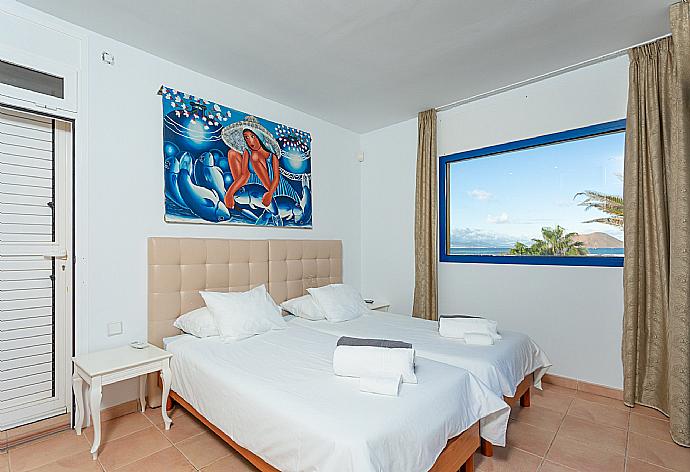 Twin bedroom with en suite bathroom, A/C, and balcony access . - Villa Mariposa . (Галерея фотографий) }}