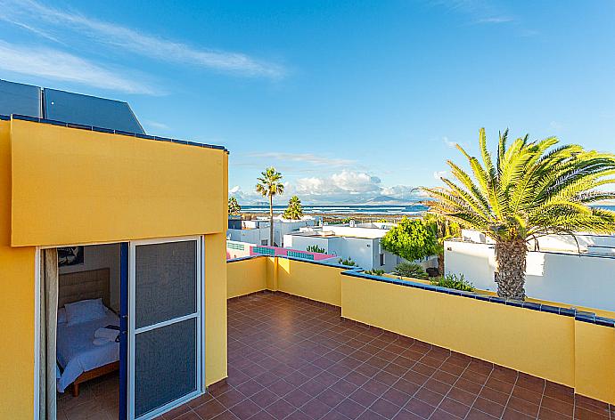 Upper terrace area with sea views . - Villa Mariposa . (Fotogalerie) }}