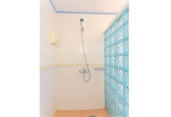 En suite bathroom with shower . - Villa Mariposa . (Photo Gallery) }}