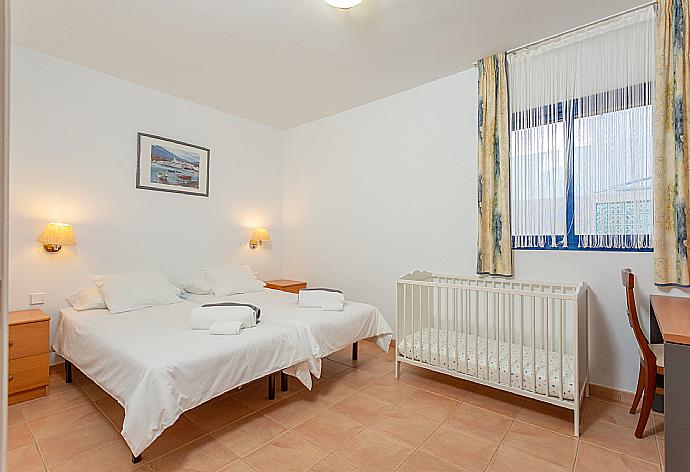 Twin bedroom with A/C . - Villa Mariposa . (Galería de imágenes) }}