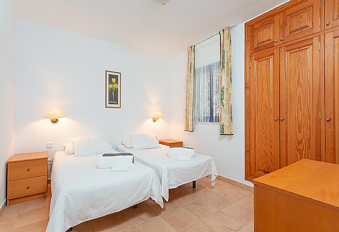 Twin bedroom with A/C . - Villa Mariposa . (Galería de imágenes) }}