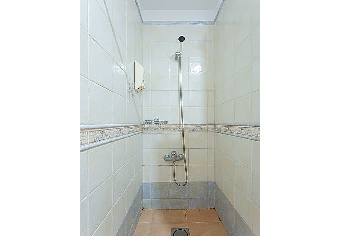 Family bathroom with shower . - Villa Mariposa . (Photo Gallery) }}