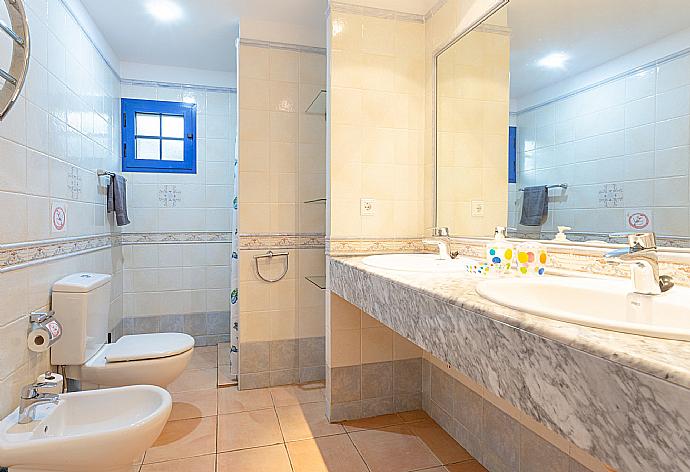 Family bathroom with shower . - Villa Mariposa . (Fotogalerie) }}