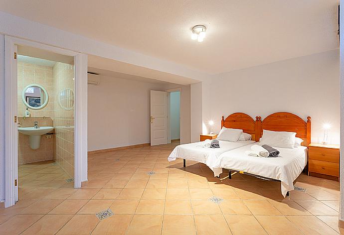 Twin bedroom with en suite bathroom and A/C . - Villa Mariposa . (Galleria fotografica) }}