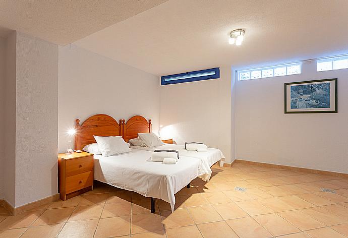 Twin bedroom with en suite bathroom and A/C . - Villa Mariposa . (Галерея фотографий) }}