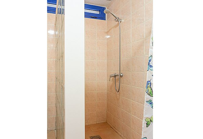 En suite bathroom with shower . - Villa Mariposa . (Photo Gallery) }}