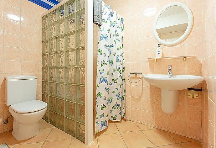 En suite bathroom with shower . - Villa Mariposa . (Galería de imágenes) }}