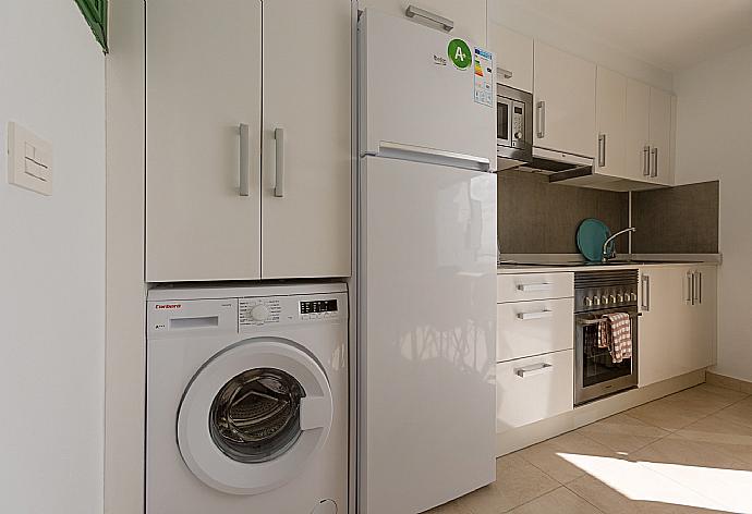 Equipped kitchen with washing machine . - Sea Breeze Apartment . (Galerie de photos) }}