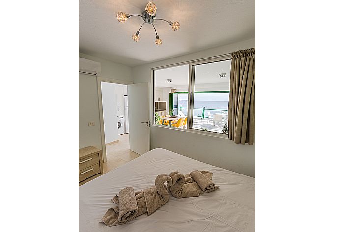 Double bedroom with A/C . - Sea Breeze Apartment . (Galleria fotografica) }}