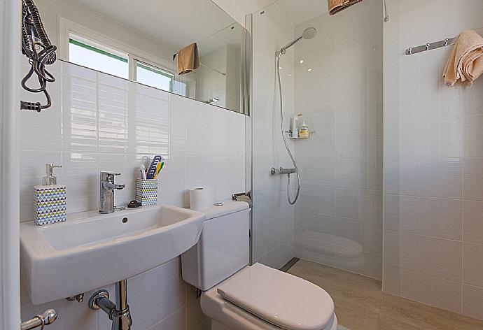 Bathroom with shower . - Sea Breeze Apartment . (Fotogalerie) }}