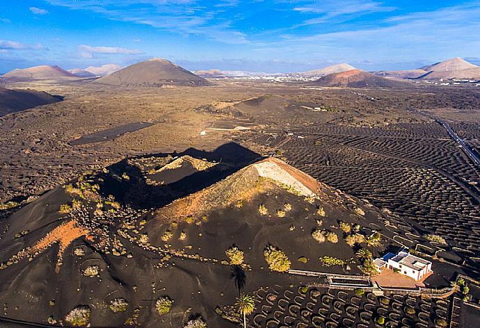 Incredible volcanic formations and unique wineries in La Geria National Park . - Sea Breeze Apartment . (Fotogalerie) }}