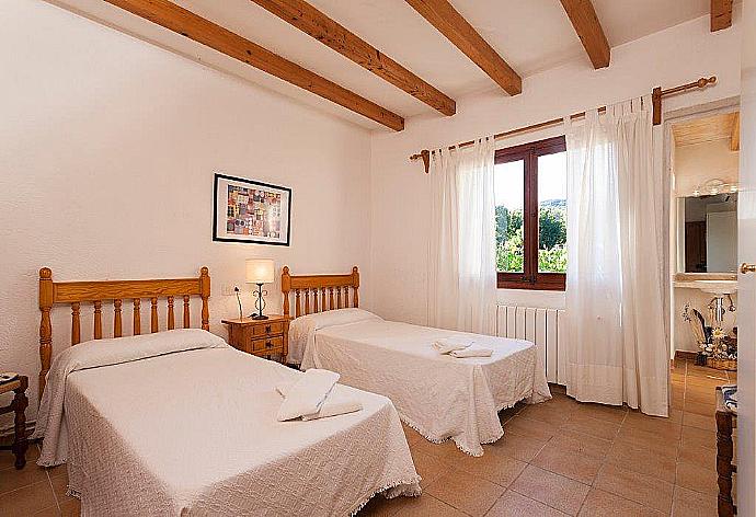 Twin bedroom with en suite bathroom and A/C . - Can Llobera . (Galleria fotografica) }}