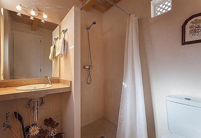 En suite bathroom with shower . - Can Llobera . (Galerie de photos) }}