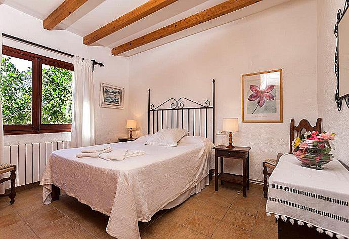 Twin bedroom with en suite bathroom and A/C . - Can Llobera . (Photo Gallery) }}