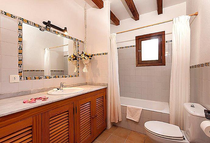 Family bathroom with bath . - Can Llobera . (Fotogalerie) }}