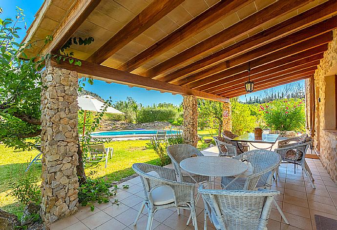 Sheltered terrace area . - Can Llobera . (Galería de imágenes) }}