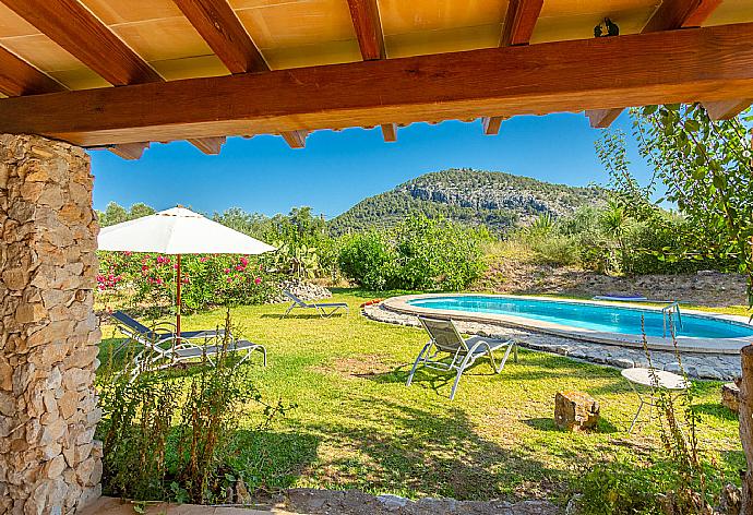 Sheltered terrace area . - Can Llobera . (Galerie de photos) }}