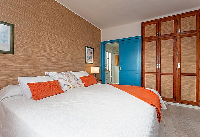 Double bedroom with en suite bathroom, A/C, and sea views . - Villa Angela Vista . (Photo Gallery) }}