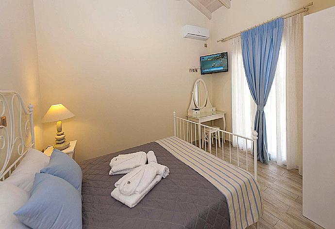 Double bedroom with A/C and TV . - Villa Ninos . (Galleria fotografica) }}