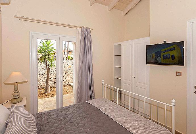 Double bedroom with A/C and TV . - Villa Ninos . (Галерея фотографий) }}