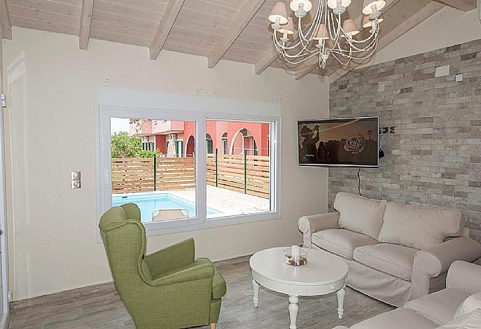 Living room with A/C and TV . - Villa Ninos . (Galerie de photos) }}