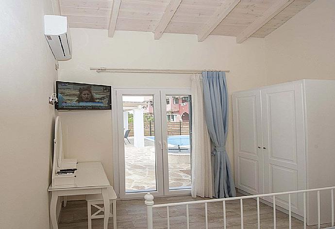 Double bedroom with A/C, TV and pool view . - Villa Ninos . (Photo Gallery) }}