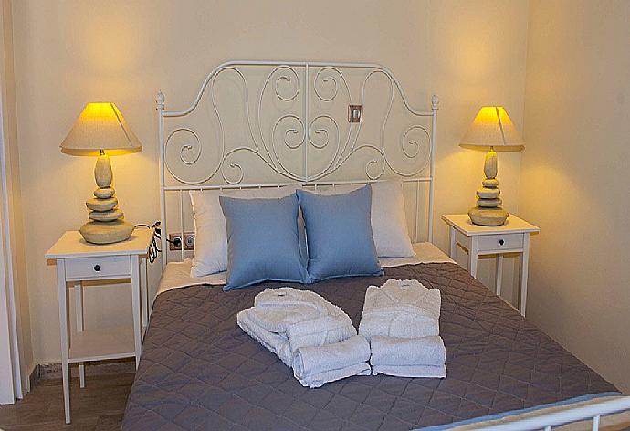 Double bedroom with A/C and TV . - Villa Ninos . (Fotogalerie) }}