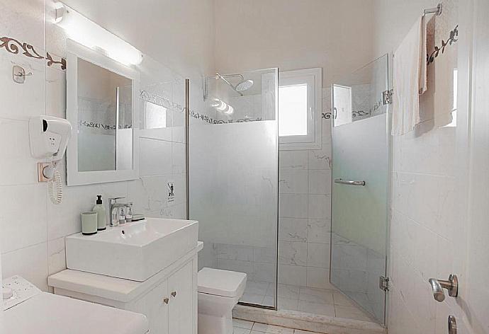 Family bathroom with shower . - Villa Ninos . (Galerie de photos) }}