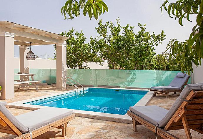 Private pool . - Villa Ninos . (Galerie de photos) }}