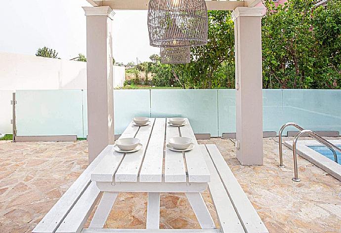 Outdoor dining area . - Villa Ninos . (Fotogalerie) }}