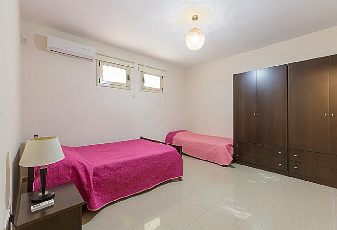 Twin bedroom with A/C . - Villa Felice . (Photo Gallery) }}