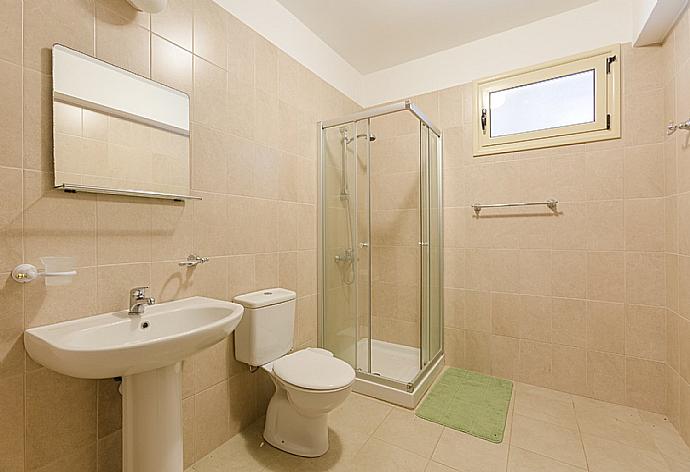 Family bathroom with shower . - Villa Felice . (Galerie de photos) }}