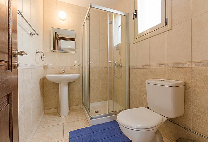 En suite bathroom with shower . - Villa Felice . (Galerie de photos) }}