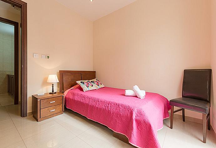 Single bedroom with A/C . - Villa Felice . (Galería de imágenes) }}