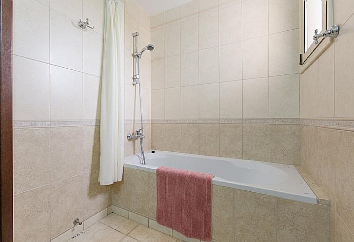 Family bathroom with bath and shower . - Villa Felice . (Fotogalerie) }}