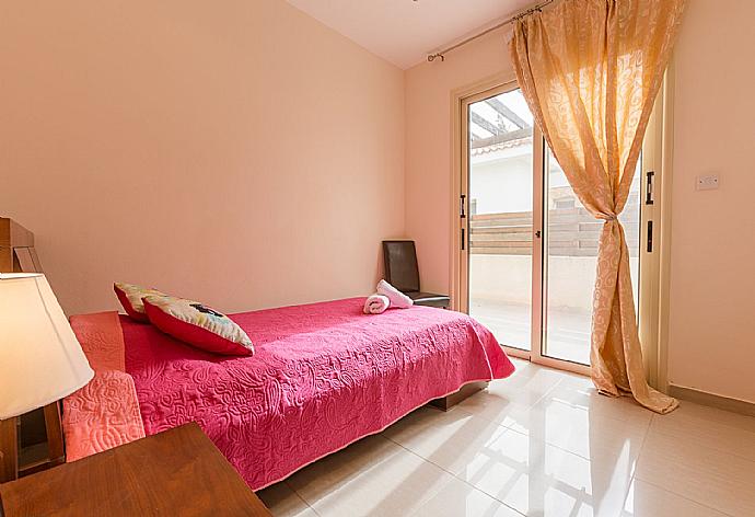 Single bedroom with A/C . - Villa Felice . (Galleria fotografica) }}