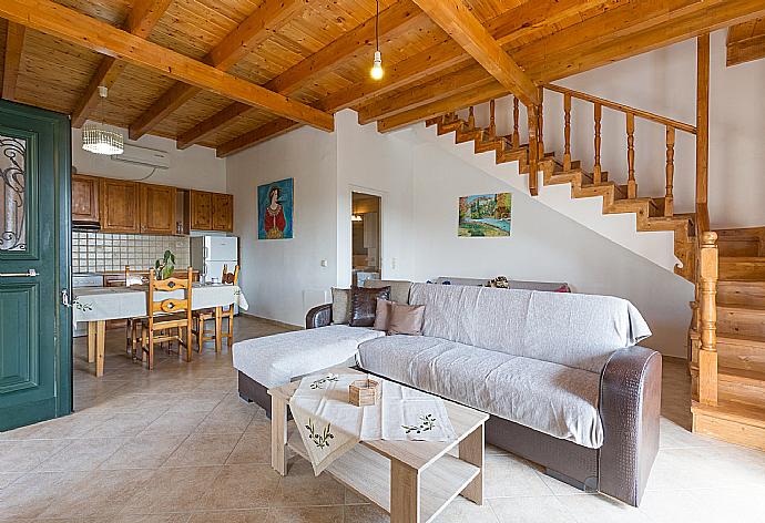 Open-plan living room with WiFi Internet, Satellite TV, DVD player, A/C, dining area, equipped kitchen, and terrace access . - Villa Francesca . (Fotogalerie) }}