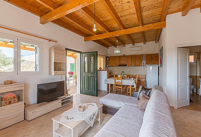 Open-plan living room with WiFi Internet, Satellite TV, DVD player, A/C, dining area, equipped kitchen, and terrace access . - Villa Francesca . (Fotogalerie) }}