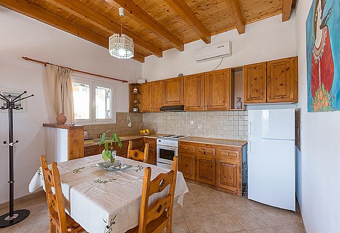 Dining area and equipped kitchen . - Villa Francesca . (Photo Gallery) }}