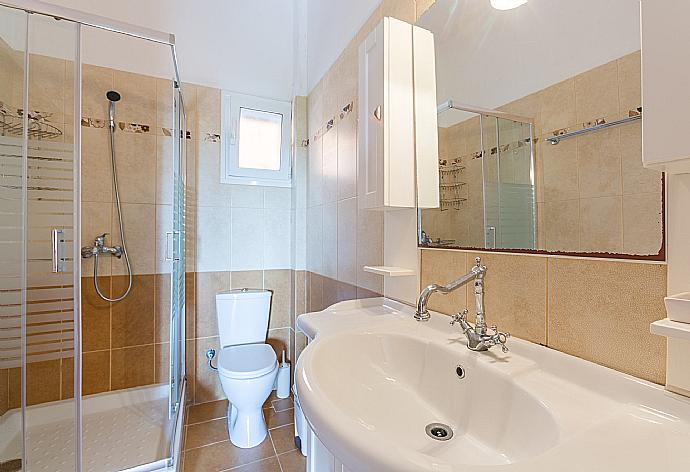 Bathroom with shower . - Villa Francesca . (Fotogalerie) }}