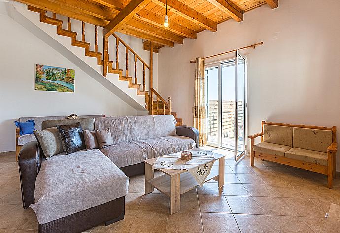 Open-plan living room with WiFi Internet, Satellite TV, DVD player, A/C, dining area, equipped kitchen, and terrace access . - Villa Francesca . (Galerie de photos) }}