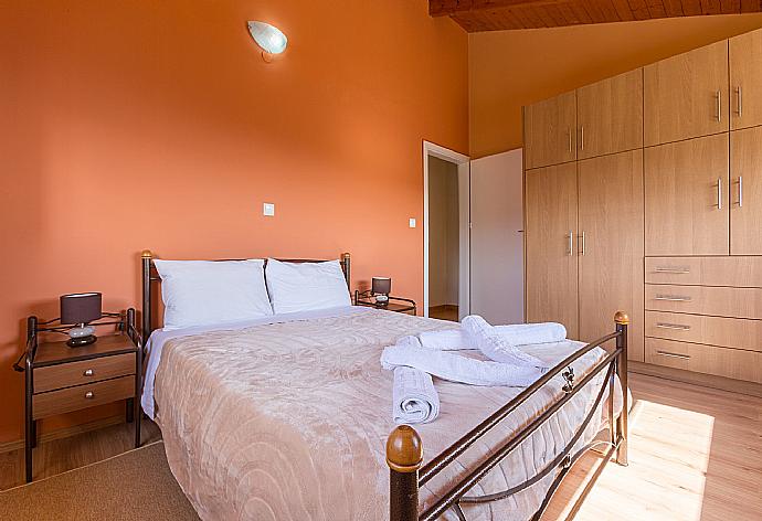 Double bedroom on first floor with A/C and sea views . - Villa Francesca . (Fotogalerie) }}