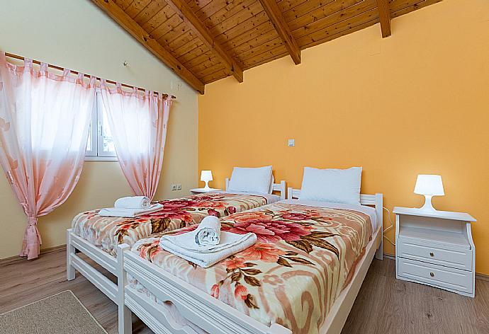 Twin bedroom on first floor with A/C . - Villa Francesca . (Galerie de photos) }}