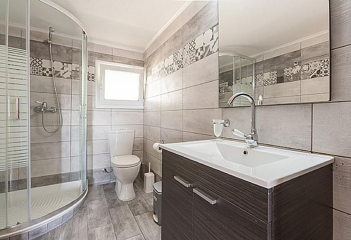 Bathroom on first floor with shower . - Villa Francesca . (Galerie de photos) }}