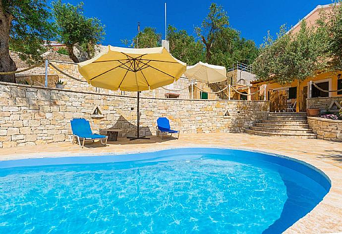 Private pool and multi-level terrace area . - Villa Francesca . (Galerie de photos) }}