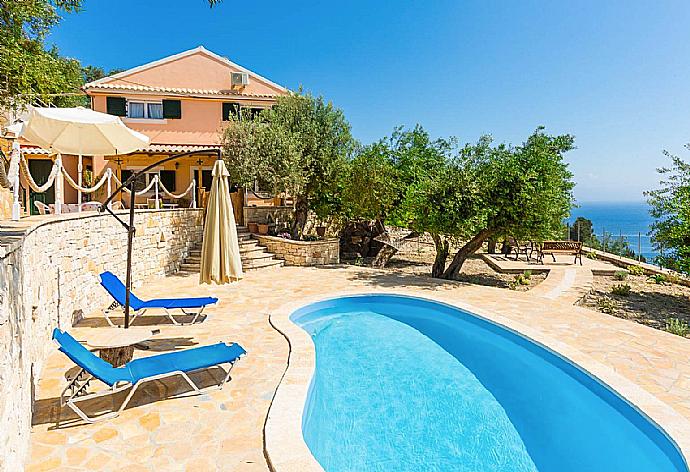 ,Beautiful villa with private pool, multi-level terrace area, and sea views . - Villa Francesca . (Галерея фотографий) }}