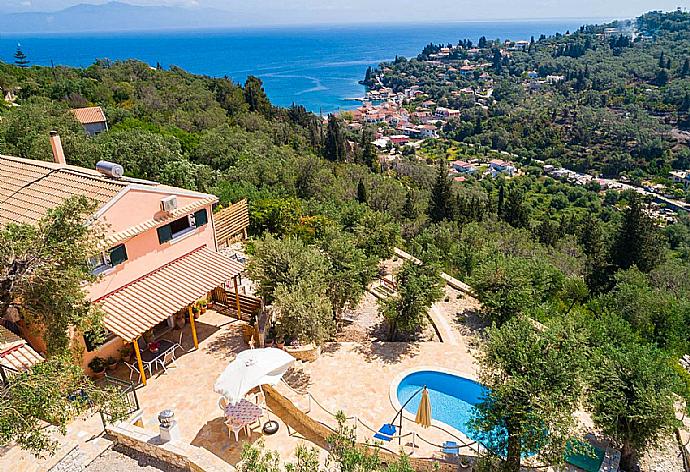 Aerial view of Villa Francesca with view towards Loggos . - Villa Francesca . (Galerie de photos) }}