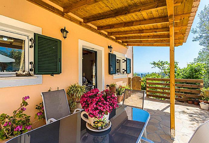 Sheltered terrace area with outdoor seating . - Villa Francesca . (Galerie de photos) }}