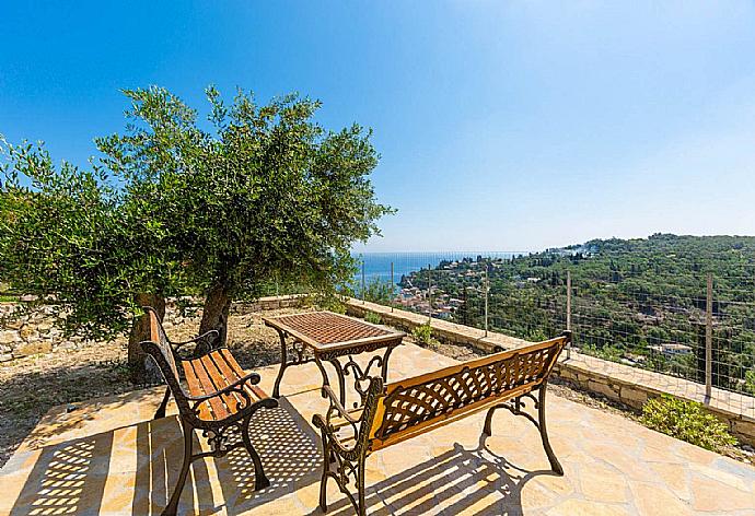 Terrace area with outdoor seating, and views of sea and Loggos . - Villa Francesca . (Galleria fotografica) }}