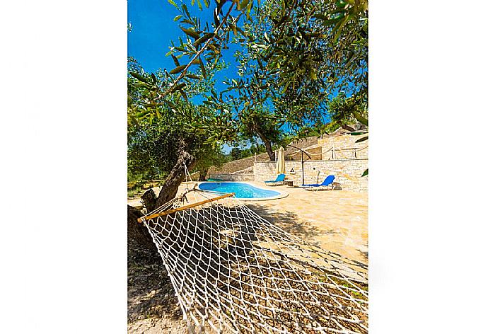 Terrace area with hammock . - Villa Francesca . (Fotogalerie) }}